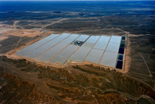 Am Standort Ouarzazate liegt die jährliche Sonneneinstrahlung bei rund 2.635 kWh/m², einem der höchsten Werte weltweit. Was gut für die Energieproduktion ist, stellt für die Anlagen selbst sehr hohe Anforderungen an Belastbarkeit und Dauerhaftigkeit.