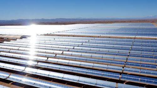 Das Noor Solarkraftwerk in Marokko soll im Endausbau eine installierte Leistung von 580 Megawatt aus vier Kraftwerksblöcken haben. Die Bauchemiesparte der BASF unterstützt die Installation des Komplexes mit Spezialverankerungsmörteln und Versiegelungen