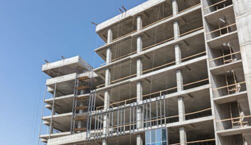 Noi blocuri, cu peste 260 de apartamente, intr˗o zona montana