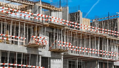 Edificarea unei cladiri cu locuinte si spatii comerciale, aproape de autorizare