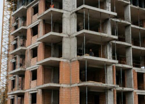 Locuinte noi: Scad autorizatiile pentru case, dar in Bucuresti si marile municipii revin ansamblurile mari