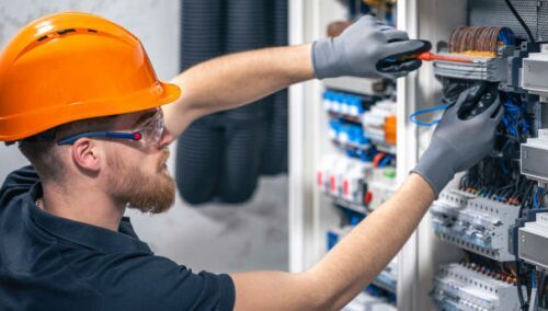 Sesiunea de toamna pentru autorizarea electricienilor si a expertilor in instalatii electrice