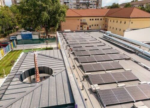 Guvernul aloca 650 mil euro pentru panouri fotovoltaice si baterii de stocare