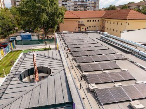 Guvernul aloca 650 mil euro pentru panouri fotovoltaice si baterii de stocare