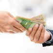 Firmele cu activ net sub jumatate din capitalul social ar putea restitui imprumuturile asociatilor in anumite conditii